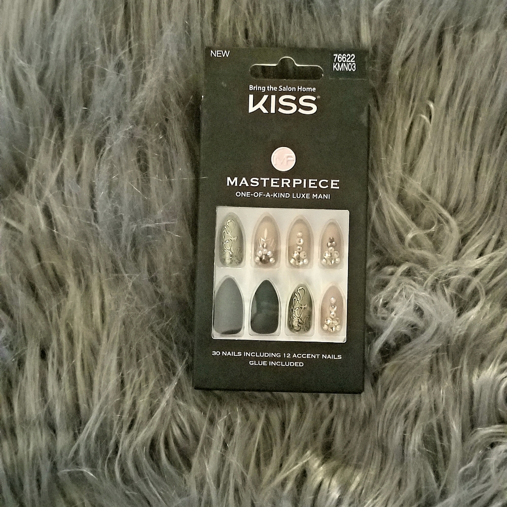 Kiss nails